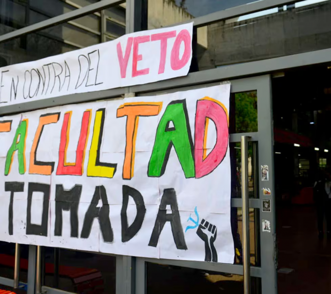Universitarios debaten en asambleas la continuidad del plan de lucha